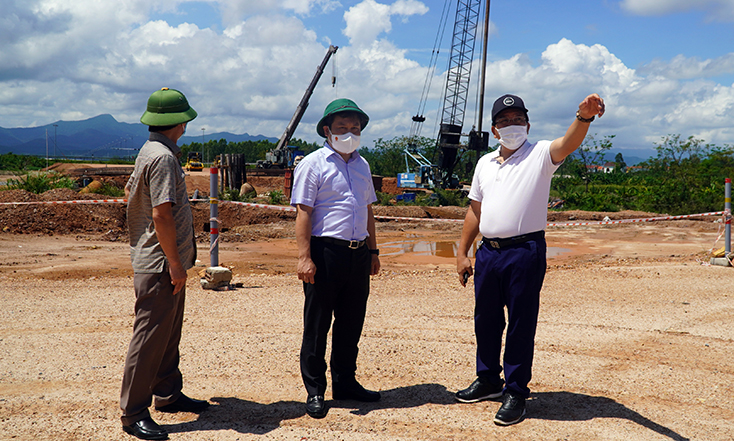 Đồng chí Bí thư Tỉnh ủy kiểm tra tiến độ công trình thuộc dự án dự án Hệ thống đường nối cầu Nhật Lệ 2 đến đường Hồ Chí Minh nhánh Đông.