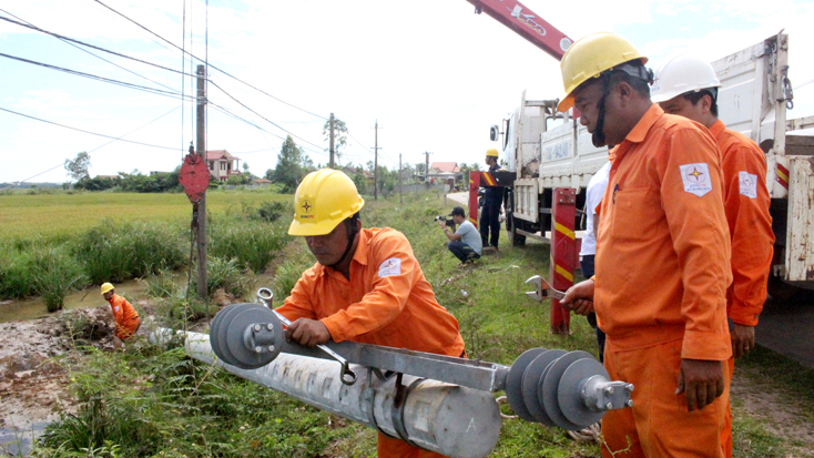 Công nhân PC Quảng Bình nâng cấp hệ thống các tuyến đường dây nhằm vận hành tối ưu cho hệ thống lưới điện.