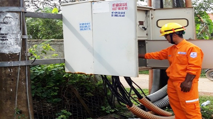 Công nhân quản lý kiểm tra tủ điện hạ thế trước mùa mưa bão.