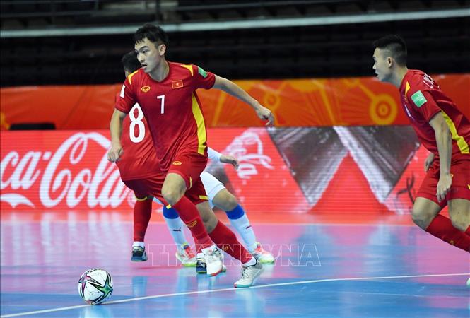 Trong lượt trận cuối bảng D FIFA Futsal World Cup 2021 tại Lithuania, đội tuyển futsal Việt Nam xuất sắc cầm hòa 1-1 trước đối thủ mạnh CH Séc, qua đó chính thức giành quyền vào vòng 1/8. Ảnh: TTXVN phát