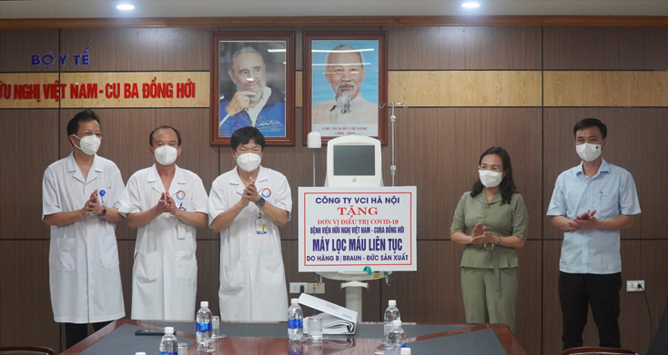 Đồng chí Chủ tịch Ủy ban MTTQVN tỉnh Phạm Thị Hân cùng lãnh đạo Sở Y tế trao máy lọc máu liên tục cho Bệnh viện hữu nghị Việt Nam-Cuba Đồng Hới. 
