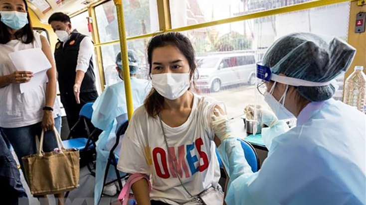 Dịch vụ xe buýt tham gia chiến dịch tiêm chủng vaccine phòng COVID-19 cho người cao tuổi và nhóm người dễ bị tổn thương tại Bangkok ,Thái Lan,ngày 8-9-2021. (Ảnh: AFP/TTXVN)