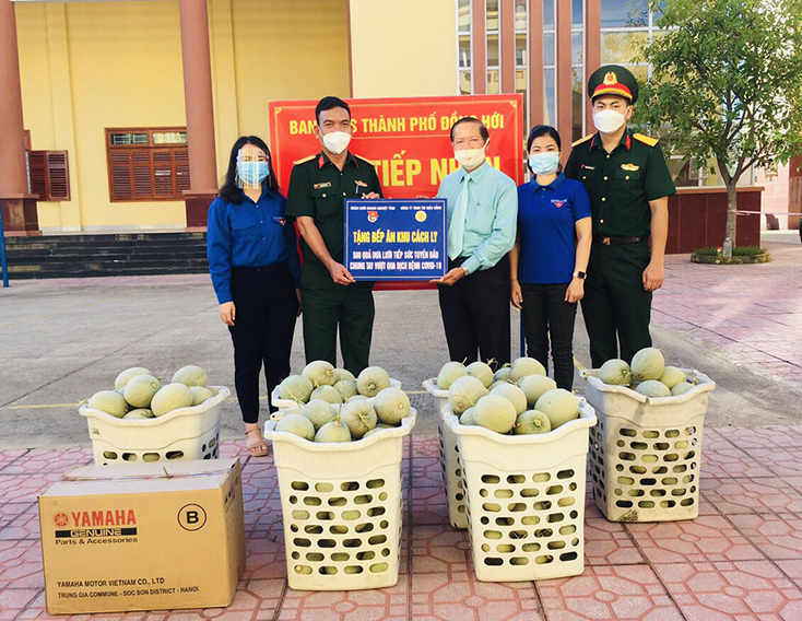 Đại diện Đoàn Khối DN tỉnh và Công ty TNHH thương mại Hiếu Hằng trao tặng dưa lưới cho các bếp ăn phục vụ khu cách ly tập trung.