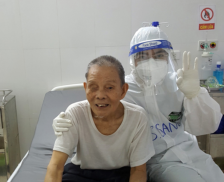 Cụ Phan Ích chụp ảnh cùng y bác sĩ Bệnh viện hữu nghị Việt Nam - Cuba Đồng Hới trước giờ xuất viện.
