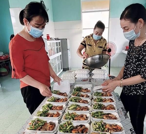 “Bếp hậu cần” phụ nữ xã Quang Phú phục vụ những bữa cơm 0 đồng cho cán bộ, chiến sĩ chống dịch.