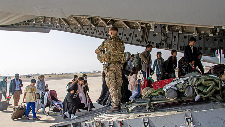 Gần 8.000 người Afghanistan đã nộp đơn di tản đến Anh kể từ khi quân đội Anh rút quân. Ảnh: EPA