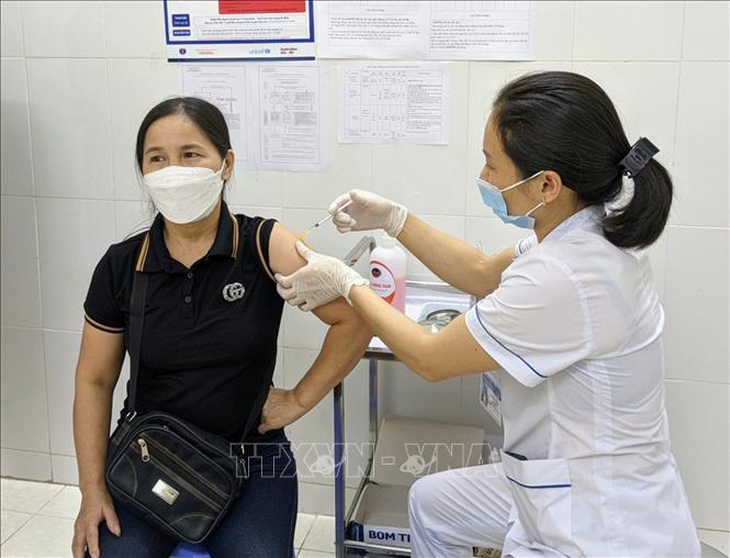  Người dân tiêm vaccine tại Trạm Y tế phường Thanh Bình (thành phố Điện Biên Phủ, tỉnh Điện Biên). Ảnh: TTXVN phát