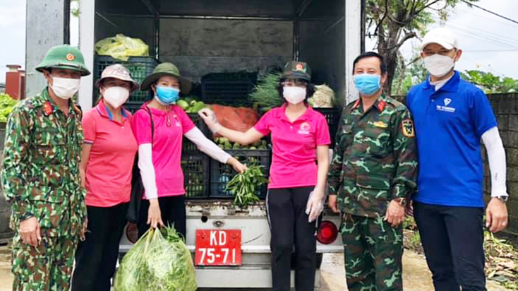 Những người làm du lịch Quảng Bình phối hợp với các lực lượng thu mua rau, củ, quả để hỗ trợ cho các bếp ăn.