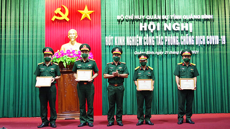 Thượng tá Đoàn Sinh Hòa, Chỉ huy trưởng Bộ CHQS tỉnh trao thưởng các tập thể đạt thành tích xuất sắc trong phòng, chống dịch Covid-19.
