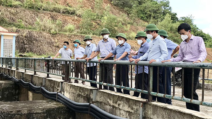 Đồng chí Phó Bí thư Thường trực Tỉnh ủy Trần Hải Châu kiểm tra thực địa hồ chứa nước Rào Đá.