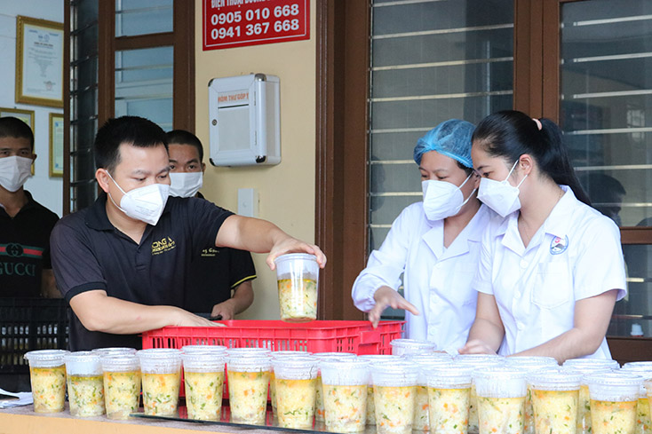 Những suất ăn được trao tận tay cho lực lượng nhân viên y tế CDC Quảng Bình làm nhiệm vụ chống dịch Covid-19