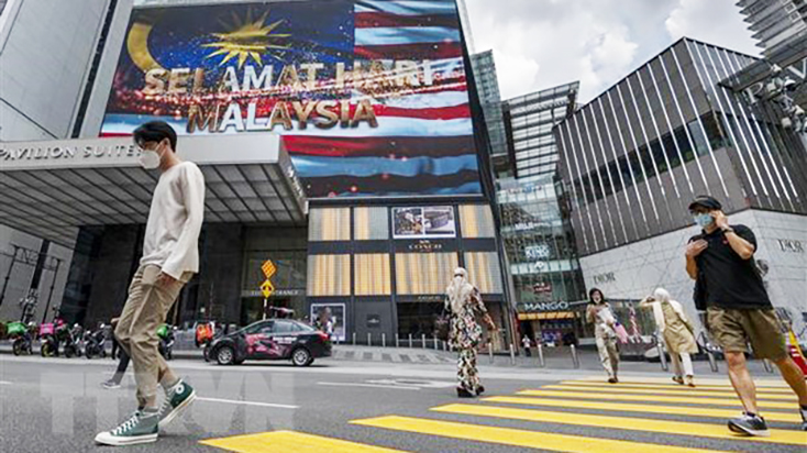 Người dân di chuyển trên đường phố tại Kuala Lumpur, Malaysia. (Ảnh: THX/TTXVN)