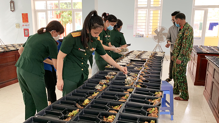 Hội Phụ nữ Bộ CHQS tỉnh phối hợp phục vụ các bữa cơm cho công dân tại khu cách ly.