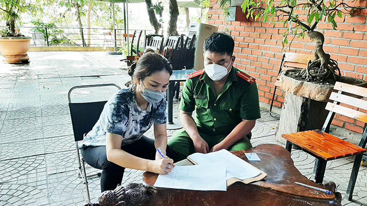 Công an xã Gia Ninh lập biên bản vi phạm quy định về phòng, chống dịch đối với chủ quán cafe Mộc tại thôn Dinh Mười.