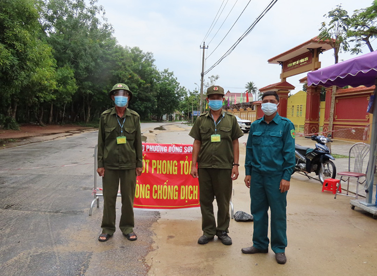 CCB Lê Hồng Sơn (ngoài cùng bên trái) tham gia trực chốt phong tỏa.