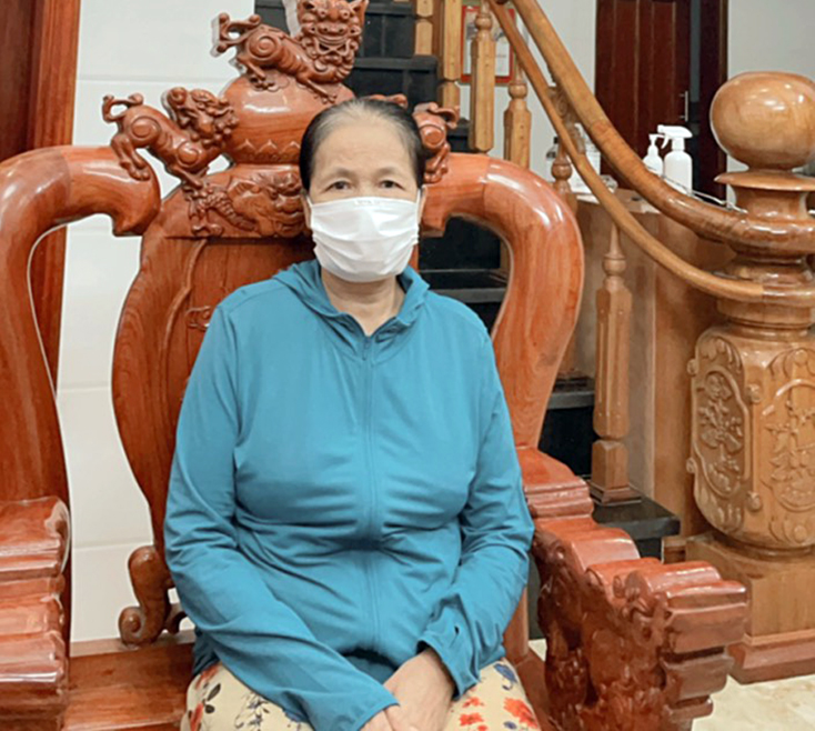 Bà Hồ Thị Th. (SN 1958, ở thôn Trung Hòa, xã Hải Phú) là 1 trong số 5 người trong gia đình đều bị nhiễm SARS-CoV-2 được điều trị khỏi bệnh, đang cách ly tại nhà.