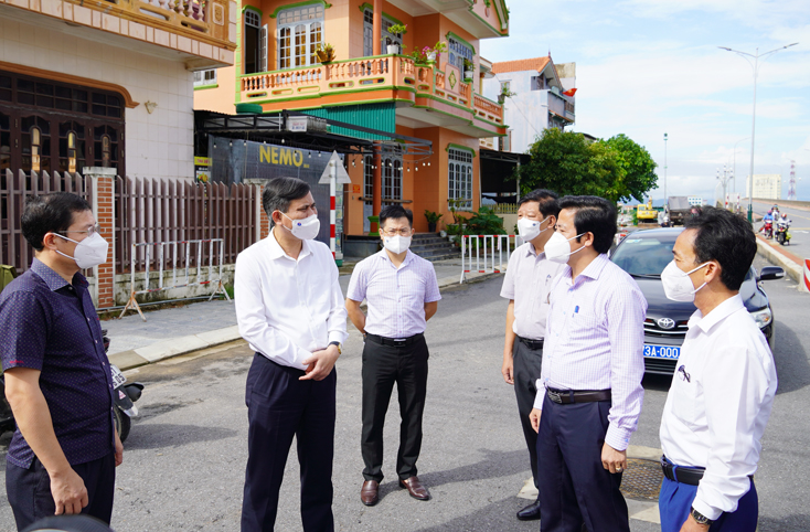  Đồng chí Chủ tịch UBND tỉnh Trần Thắng kiểm tra công tác phòng chống dịch bệnh ở xã Bảo Ninh.