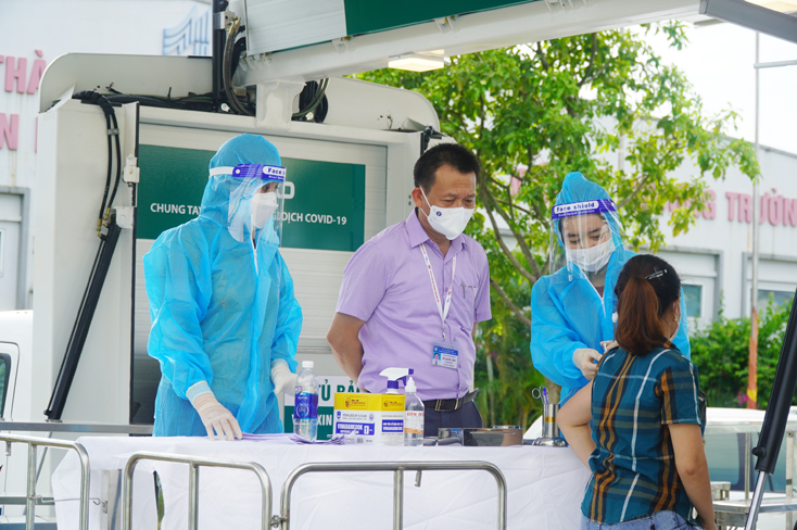 CDC Quảng Bình triển khai tiêm vắc xin lưu động cho công nhân XN may Hà Quảng.