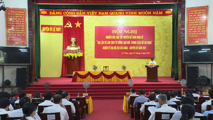 Các đại biểu dự hội nghị nghiên cứu học tập Chuyên đề toàn khoá về “Học tập và làm theo tư tưởng, đạo đức, phong cách Hồ Chí Minh”.