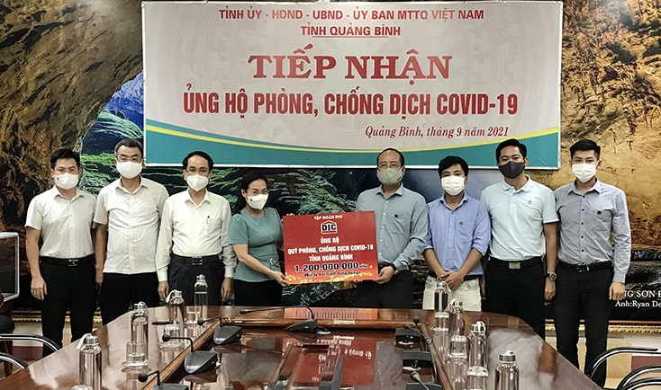 Đại diện Tập đoàn DIC trao ủng hộ số tiền 1,2 tỷ đồng cho Quỹ phòng, chống dịch Covid-19 tỉnh.  