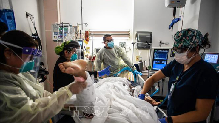  Nhân viên y tế điều trị cho bệnh nhân COVID-19 tại một bệnh viện ở Tarzana, bang California, Mỹ. Ảnh: AFP/TTXVN