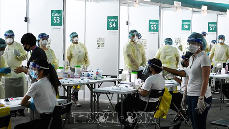 Một điểm xét nghiệm COVID-19 tại Singapore. Ảnh: AFP/TTXVN
