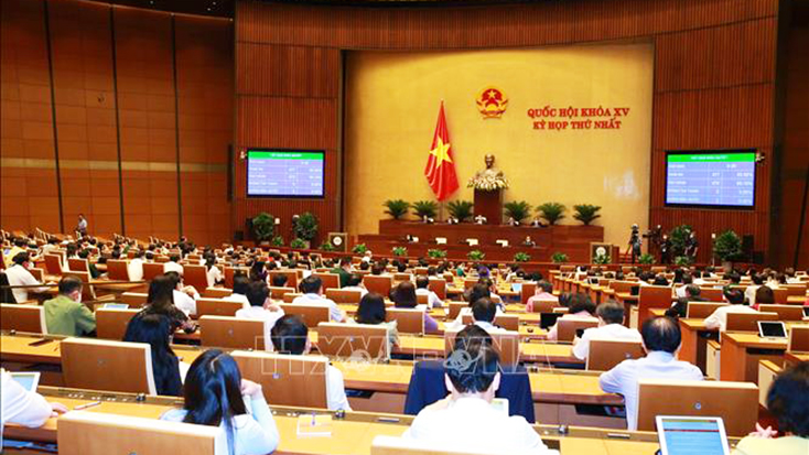 Quốc hội biểu quyết thông qua các Nghị quyết về Chương trình xây dựng luật, pháp lệnh năm 2022, điều chỉnh Chương trình xây dựng luật, pháp lệnh năm 2021 và về việc thành lập Đoàn giám sát chuyên đề của Quốc hội năm 2022. Ảnh: Phương Hoa/TTXVN