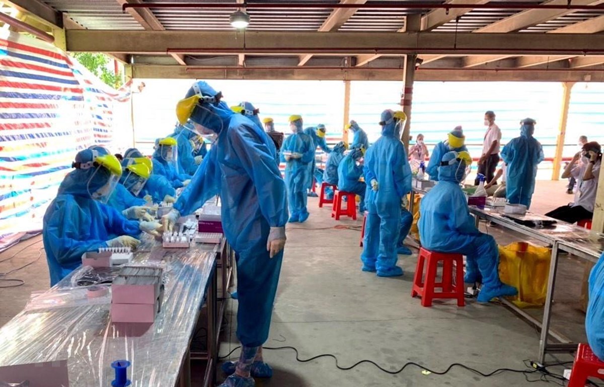 Xét nghiệm test nhanh cho công nhân Khu công nghiệp Hòa Phú, Vĩnh Long. (Ảnh minh họa: Lê Thúy Hằng/TTXVN)
