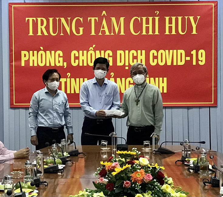 ​Đồng chí Phó Chủ tịch UBND tỉnh Hồ An Phong tiếp nhận ủng hộ từ Tòa Giám mục Giáo phận Hà Tĩnh.