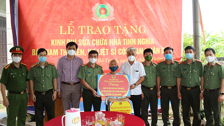 Đồng chí Đại tá Nguyễn Tiến Nam, Giám đốc Công an tỉnh trao số tiền 50 triệu đồng cho gia đình bà Phạm Thị Hiên.
