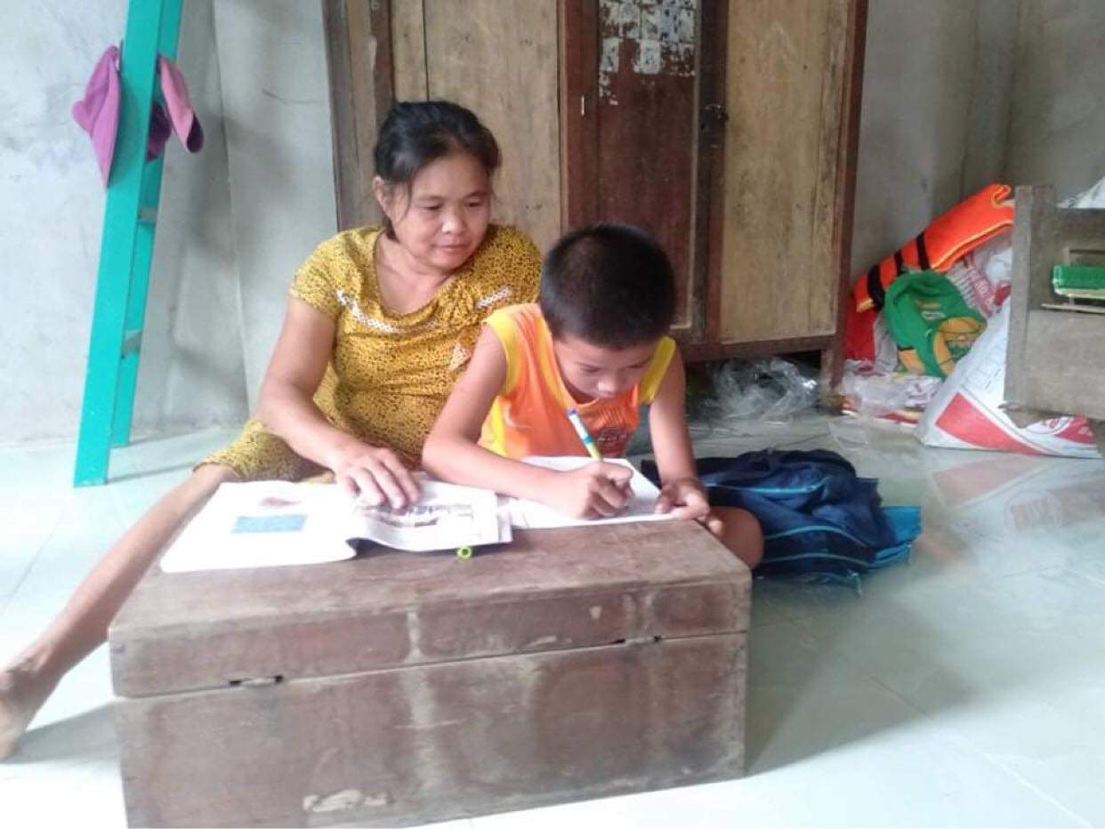 Không có điều kiện mua điện thoại giúp con học trực tuyến, chị Đinh Thị Tiếp ở thôn Tân Sơn, xã Trường Sơn ở nhà cùng con ôn tập kiến thức, chờ đại dịch Covid-19 qua