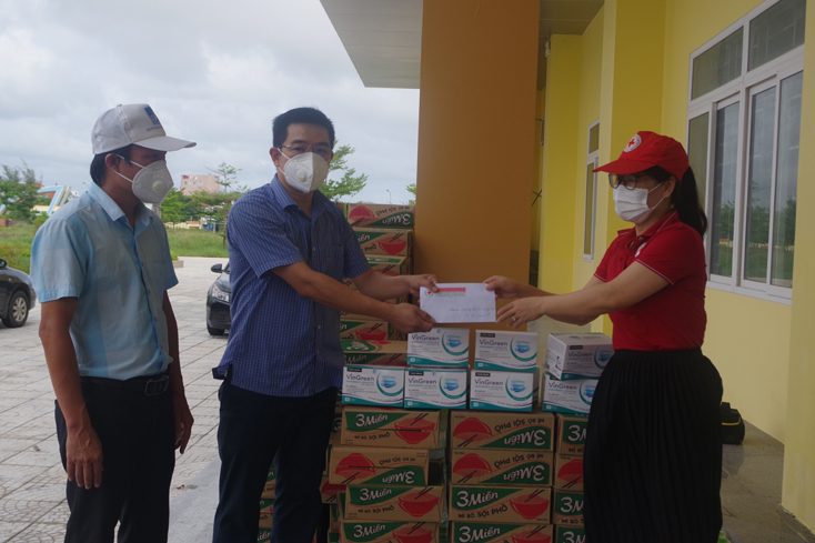 Đại diện lãnh đạo Hội Chữ thập đỏ tỉnh trao hỗ trợ cho học sinh, sinh viên tại Trường đại học Quảng Bình.
