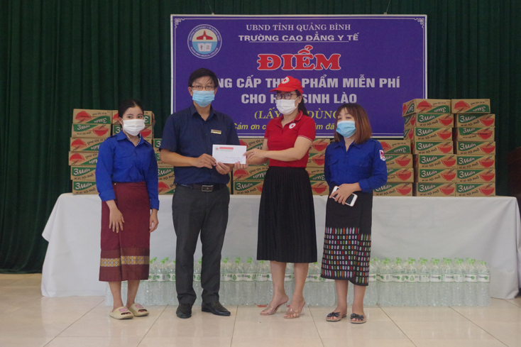 Học sinh, sinh viên Lào của Trường cao đẳng Y tế Quảng Bình nhận hỗ trợ của Hội Chữ thập đỏ.