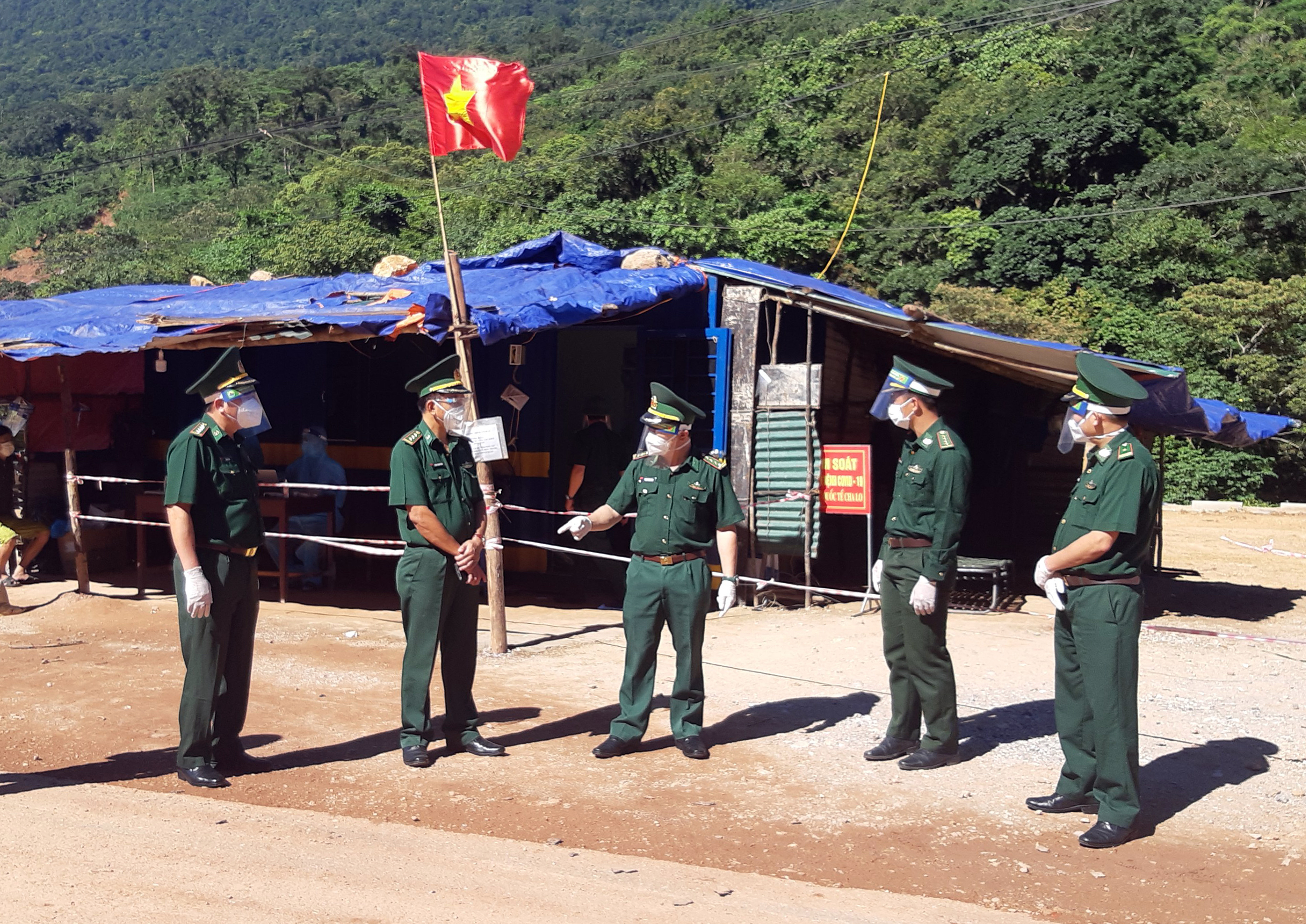 Đại tá Trịnh Thanh Bình (ngươi đứng giữa) kiểm tra công tác phòng chống Covid-19 tại Cha Lo 