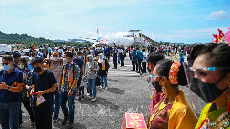 Khách du lịch tới đảo Langkawi, Malaysia, ngày 16-9-2021. Ảnh: AFP/TTXVN