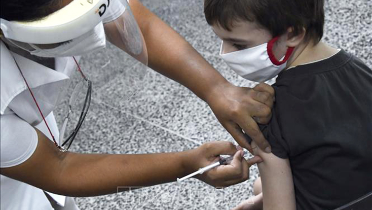 Nhân viên y tế tiêm vaccine ngừa COVID-19 cho học sinh tại một trường học ở La Habana, Cuba. Ảnh: THX/TTXVN