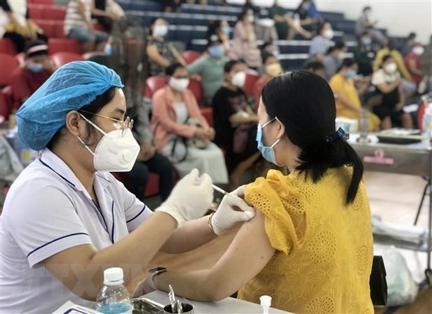 Tiêm vaccine phòng COVID-19 cho phụ nữ mang thai từ 13 tuần trở lên ở thành phố Quy Nhơn. (Ảnh: Nguyên Linh/TTXVN) Nhận định tình hình dịch COVID-19 còn d