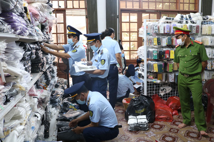 Lực lượng QLTT kiểm tra tại Hộ kinh doanh của bà Nguyễn Thị Hoài