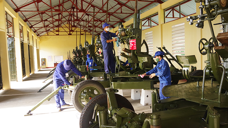 Bảo quản, bảo dưỡng vũ khí trang bị.