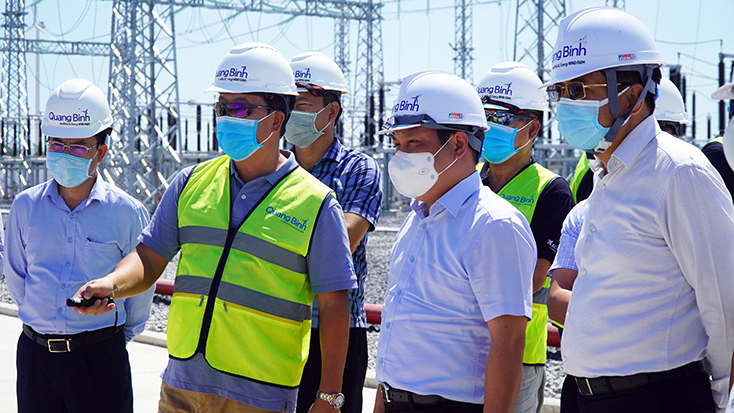 Đồng chí Bí thư Tỉnh ủy Vũ Đại Thắng kiểm tra hoạt động của Dự án điện gió B&T tại huyện Quảng Ninh.