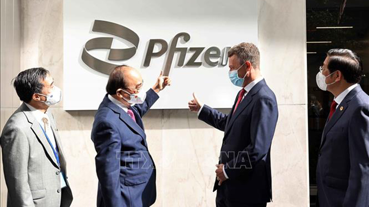 Chủ tịch nước Nguyễn Xuân Phúc và Phó Chủ tịch Công ty Pfizer Jonathan Selib. Ảnh: Thống Nhất/TTXVN