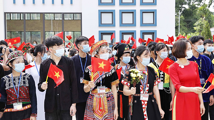 Học sinh Trường Phổ thông Dân tộc nội trú THPT tỉnh Yên Bái dự Lễ khai giảng năm học mới. Ảnh: Thống Nhất/TTXVN.