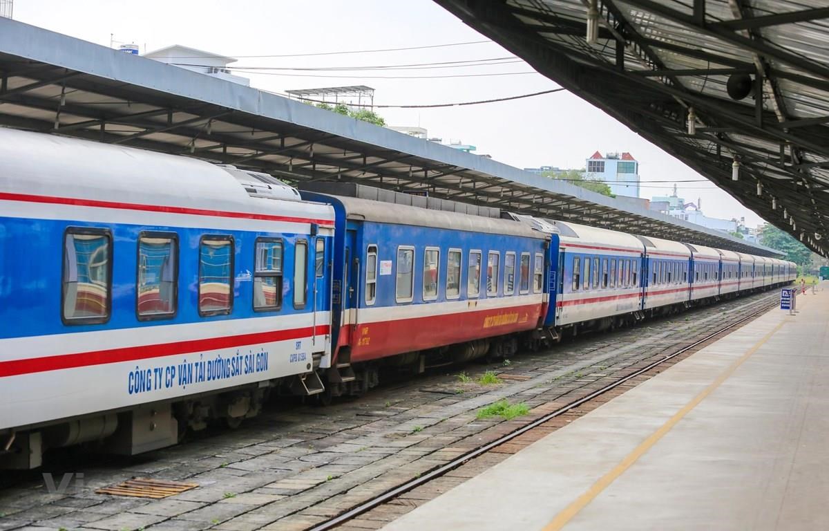 Đoàn tàu của Tổng công ty Đường sắt Việt Nam đang dừng ở một nhà ga đón trả khách. (Ảnh: Minh Sơn/Vietnam+)
