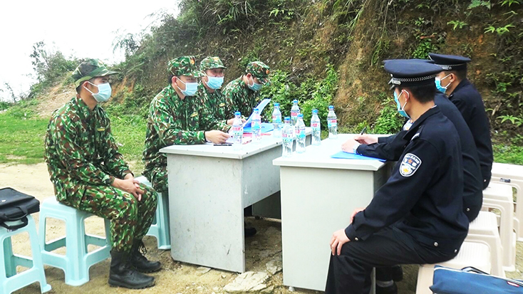 Đại diện Đồn Biên phòng Thàng Tín (Hà Giang) trao đổi thông tin với lực lượng bảo vệ biên giới nước bạn. Ảnh: VGP