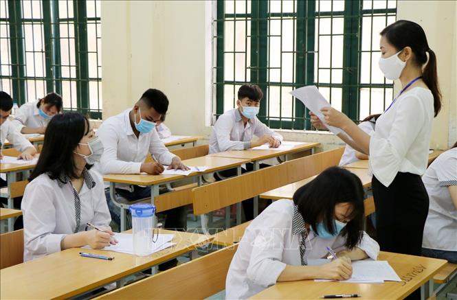 Cán bộ coi thi đánh số báo danh trong giờ thi môn Ngữ Văn tại điểm thi trường THPT Tam Nông (Phú Thọ) năm 2020. Ảnh minh họa: Trung Kiên/TTXVN