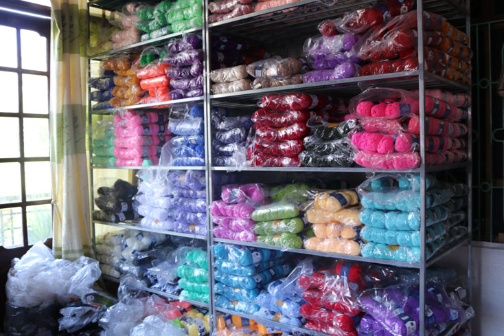 Hàng chục hàng cuộn len sợi, sợi nhung, sợi dệt được phát hiện không rõ nguồn gốc xuất xứ.