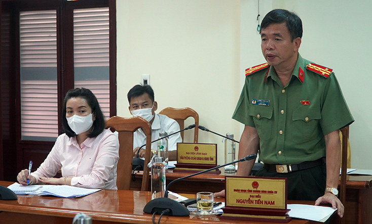 Đại biểu Nguyễn Tiến Nam phát biểu tại buổi họp.