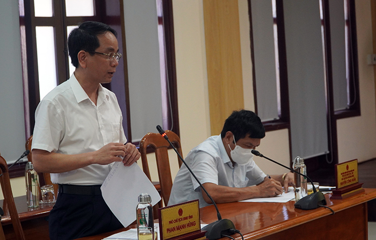 Đồng chí Phan Mạnh Hùng, Phó Chủ tịch UBND tỉnh thông tin về tình hình kinh tế - xã hội quý III và 9 tháng đầu năm.