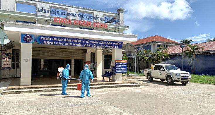 CDC Quảng Bình phun tiêu độc khử trùng tại Bệnh viện đa khoa khu vực Bắc Quảng Bình.