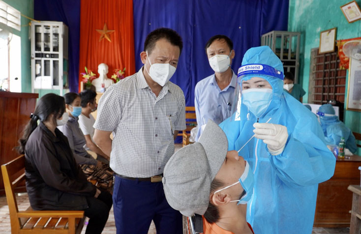CDC Quảng Bình giám sát quá trình lấy mẫu xét nghiệm tại phường Quảng Phong.